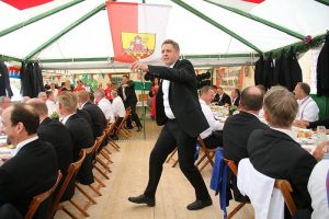 Jockel peitsch auf der Rennbahn ein